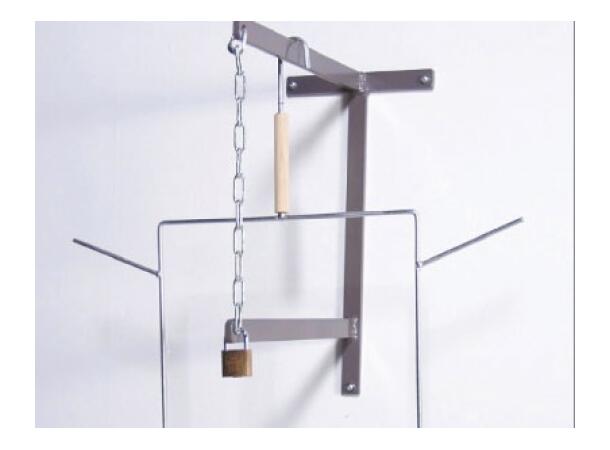 Låsbart veggfeste for nett og racketer 